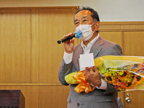 東京都測量設計業協会より木本会長へ 国土交通大臣表彰のお祝いを贈呈いただきました